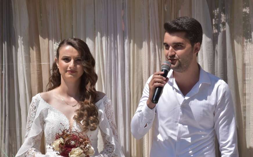 Vjenčanje u pandemiji: Načelnik u izolaciji sa balkona vjenčao mladi par